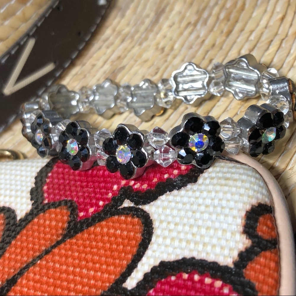 ⚡️Very Cute Handmade Flower Bracelet - Picture 1 of 4